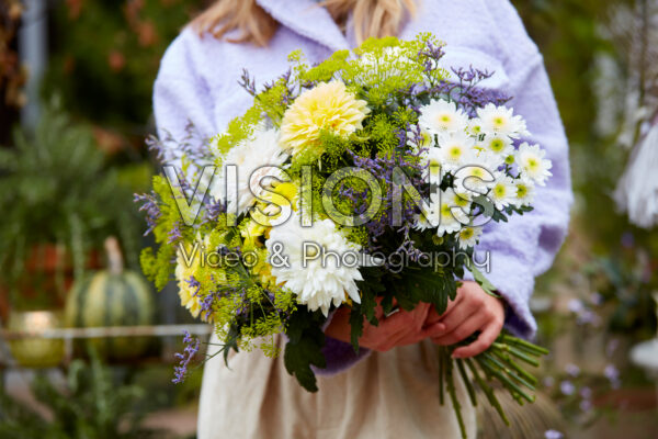 Dame met boeket van witte en gele chrysanten Dame met boeket van witte en gele chrysanten