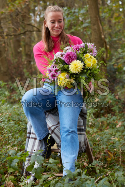 Dame met gemengd boeket van chrysanten Dame met gemengd boeket van chrysanten