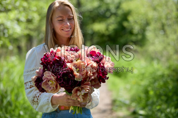 Dame met dubbelbloemig tulpenboeket Dame met dubbelbloemig tulpenboeket