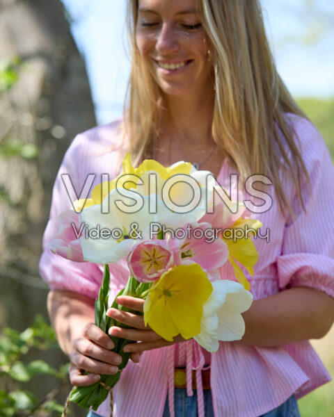 Dame met gemengd tulpenboeket pastel Dame met gemengd tulpenboeket pastel