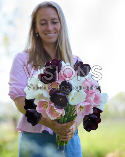Dame met gemengd tulpenboeket Dame met gemengd tulpenboeket
