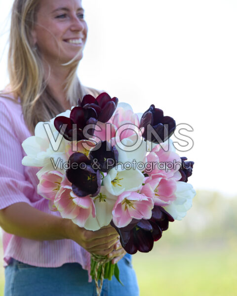 Dame met gemengd tulpenboeket Dame met gemengd tulpenboeket