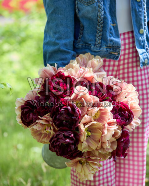 Dame met dubbelbloemig tulpenboeket Dame met dubbelbloemig tulpenboeket