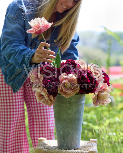 Dame met dubbelbloemig tulpenboeket Dame met dubbelbloemig tulpenboeket