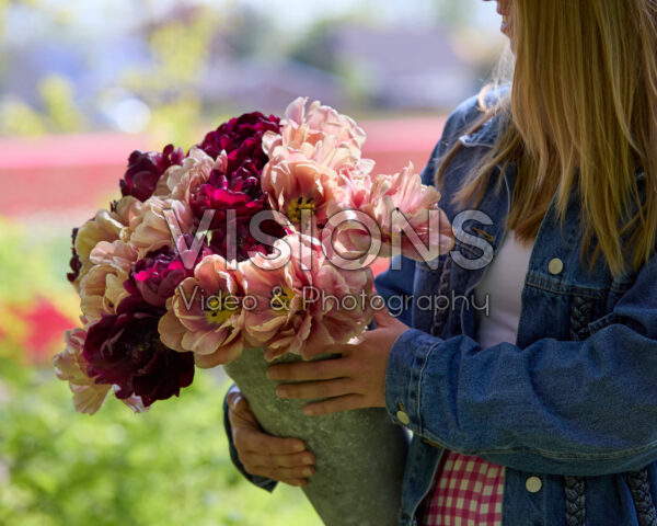 Dame met dubbelbloemig tulpenboeket Dame met dubbelbloemig tulpenboeket
