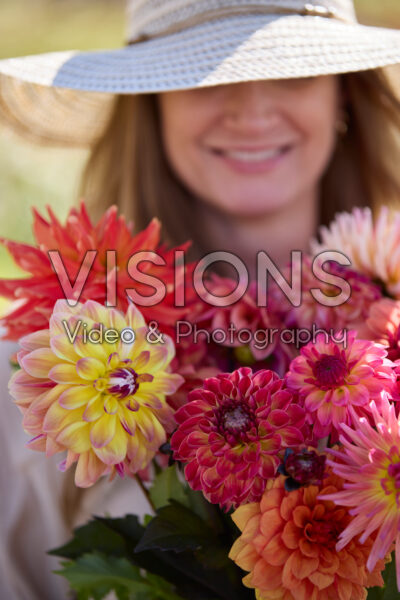 Dame met gemengd dahliaboeket Dame met gemengd dahliaboeket