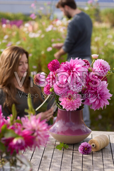 Dame met roze dahliaboeket Dame met roze dahliaboeket