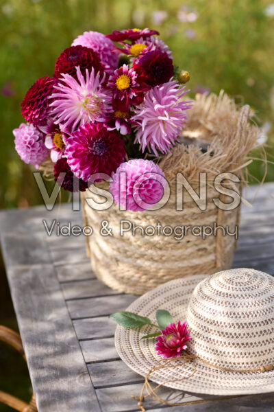 Mand met gemengde dahlia's