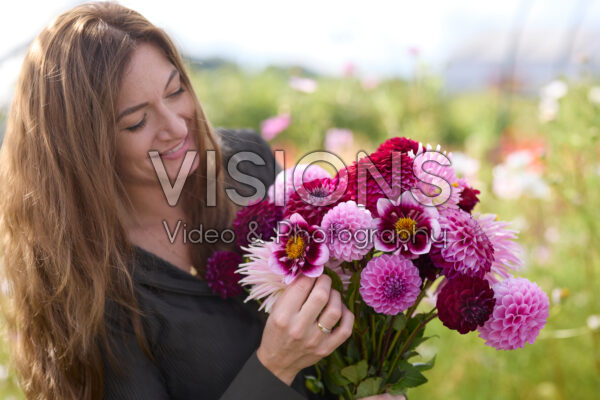 Dame met gemengd dahliaboeket Dame met gemengd dahliaboeket