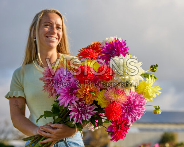 Dame met gemengd dahlia boeket