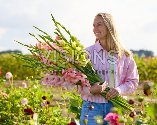 Dame met gemengd gladiolen boeket