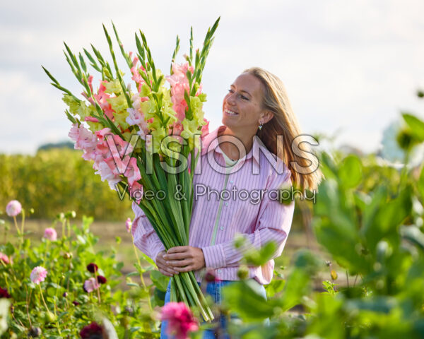 Dame met gemengd gladiolen boeket Dame met gemengd gladiolen boeket