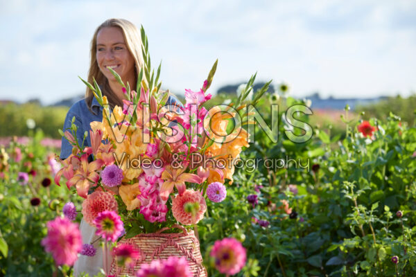 Dame met gemengd zomerbloemen boeket
