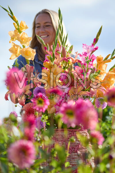 Dame met gemengd zomerbloemen boeket