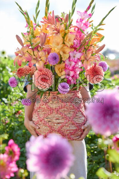 Dame met gemengd zomerbloemen boeket Dame met gemengd zomerbloemen boeket