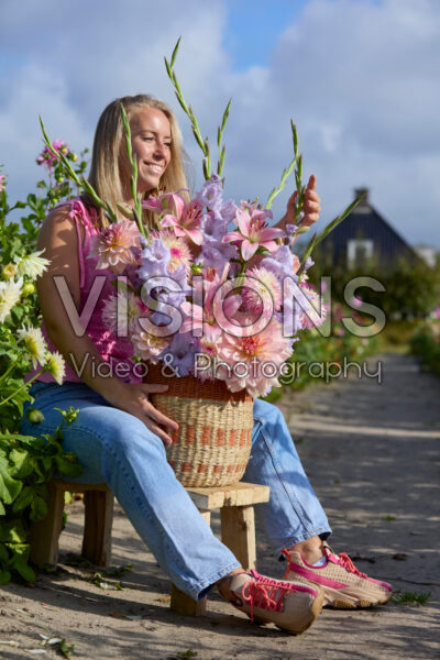 Dame met gemengde zomerbloeiers Dame met gemengde zomerbloeiers