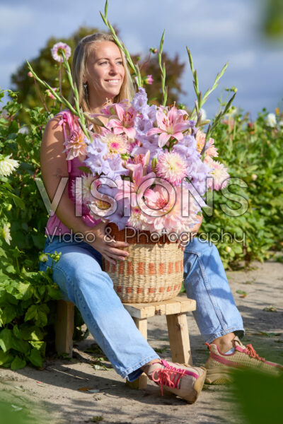 Dame met gemengde zomerbloeiers
