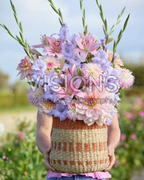 Dame met gemengde zomerbloeiers