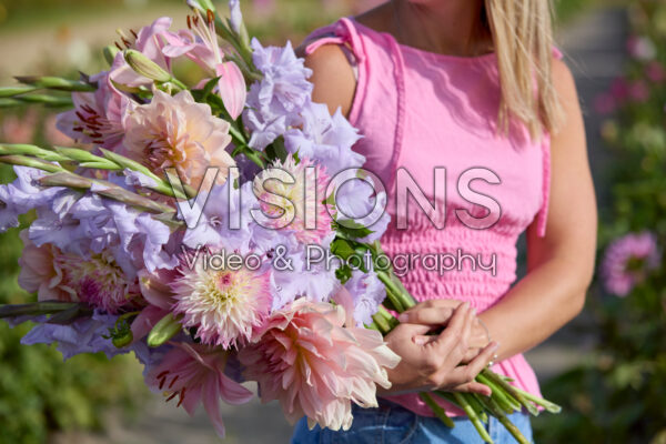 Dame met gemengde zomerbloeiers Dame met gemengde zomerbloeiers