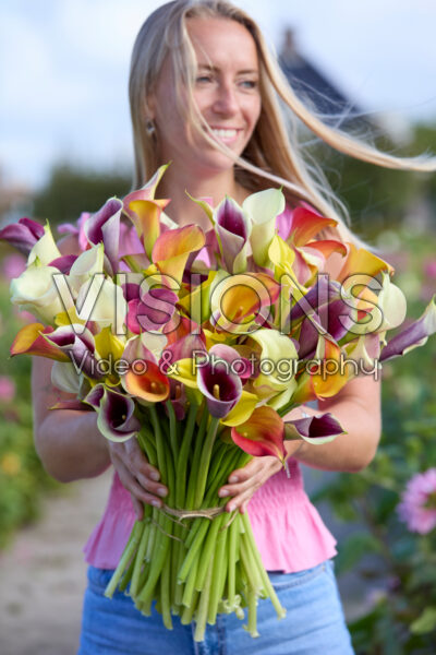 Dame met gemengd calla boeket Dame met gemengd calla boeket