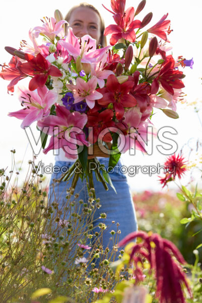 Dame met gemengde zomerbloeiers Dame met gemengde zomerbloeiers