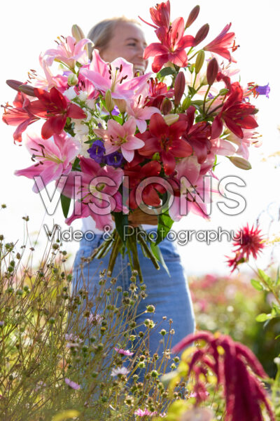 Dame met gemengde zomerbloeiers Dame met gemengde zomerbloeiers