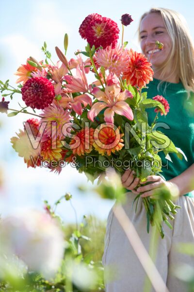 Dame met gemengde zomerbloeiers Dame met gemengde zomerbloeiers