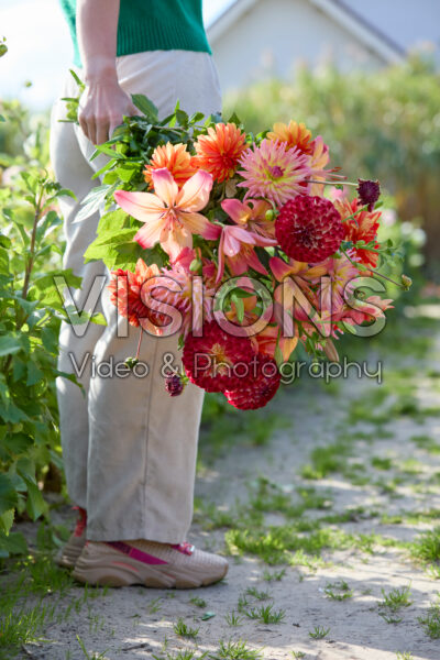 Dame met gemengde zomerbloeiers Dame met gemengde zomerbloeiers