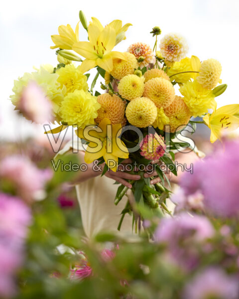 Dame met gemengde zomerbloeiers Dame met gemengde zomerbloeiers