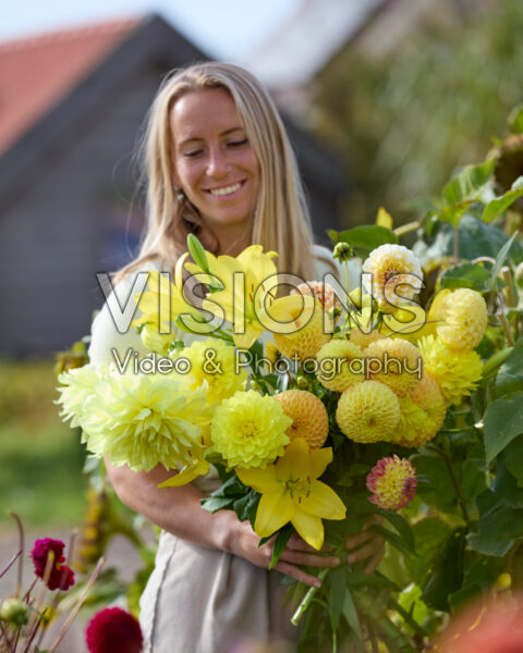 Dame met gemengde zomerbloeiers Dame met gemengde zomerbloeiers