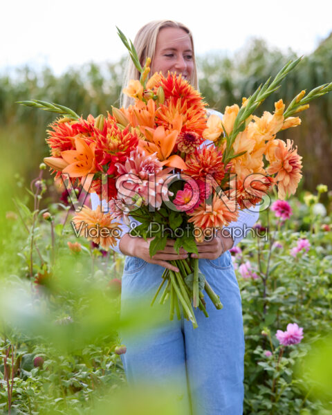 Dame met gemengde zomerbloeiers Dame met gemengde zomerbloeiers