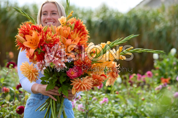 Dame met gemengde zomerbloeiers Dame met gemengde zomerbloeiers