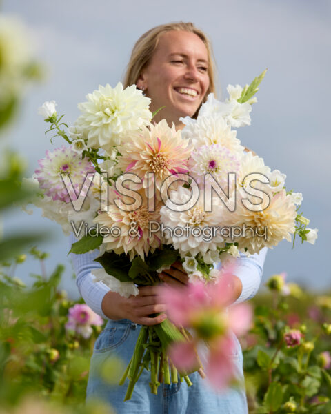 Dame met gemengde zomerbloeiers Dame met gemengde zomerbloeiers