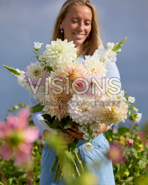 Dame met gemengde zomerbloeiers Dame met gemengde zomerbloeiers