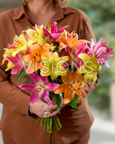 Dame met gemengd lelieboeket Dame met gemengd lelieboeket