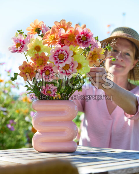 Gemengd halskraag dahlia boeket