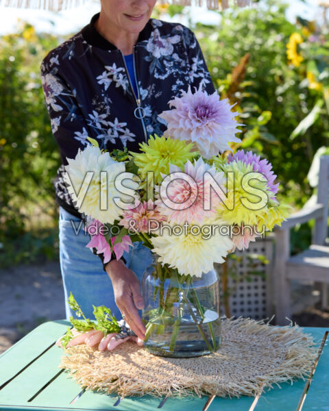 Gemengde dinnerplate dahlia's in boeket