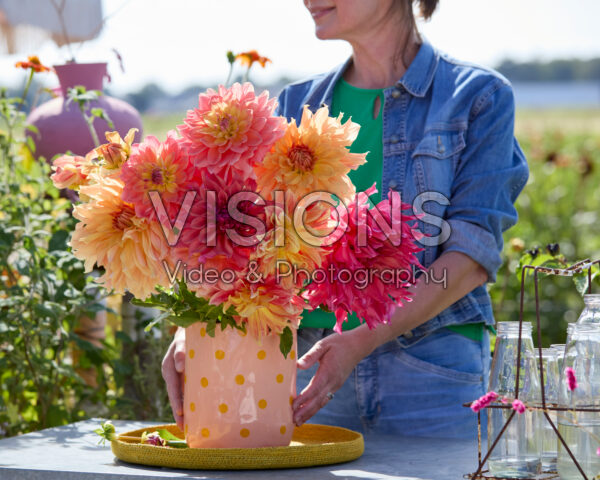 Gemengde dinnerplate dahlia's in boeket