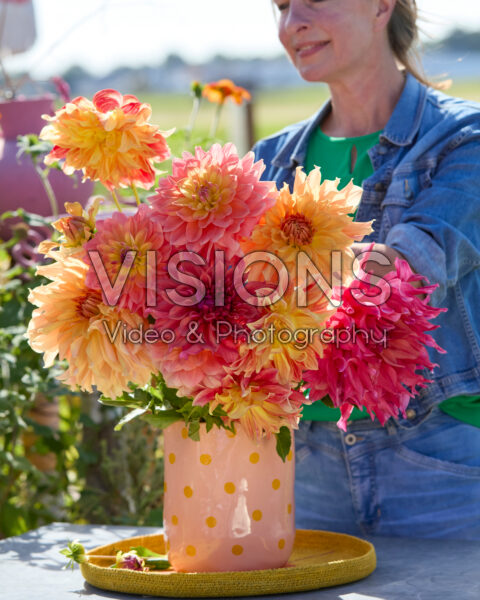 Gemengde dinnerplate dahlia's in boeket