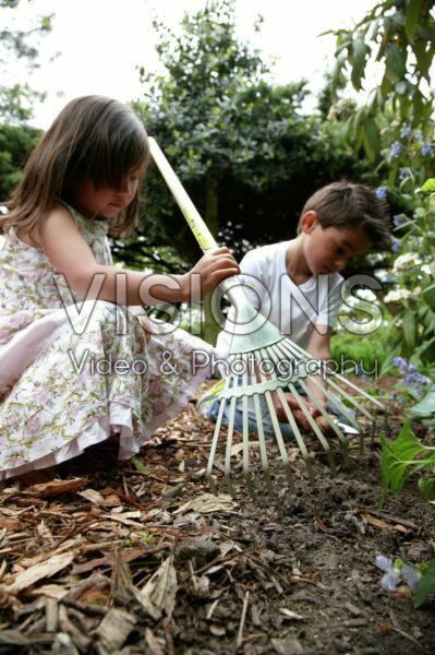 Kinderen spelen in de tuin