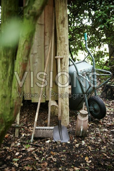 Tuingereedschap bij schuurtje