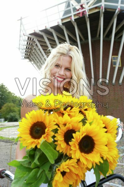 Vrouw met zonnebloemen