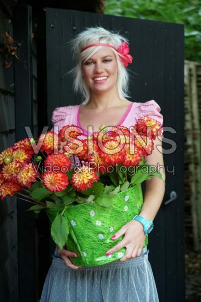 Vrouw met dahlias