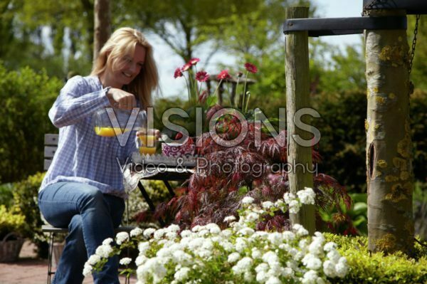 Vrouw relaxing in de tuin