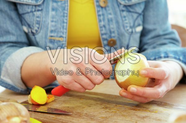 Peeling onion