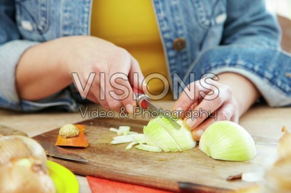 Cutting onion