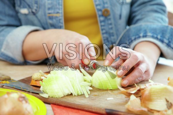 Cutting onion