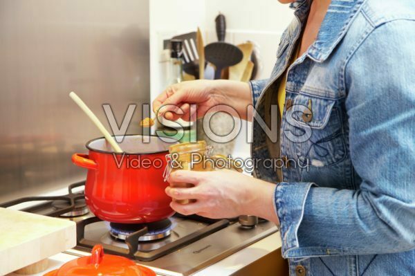 Adding curry powder to cooking pan