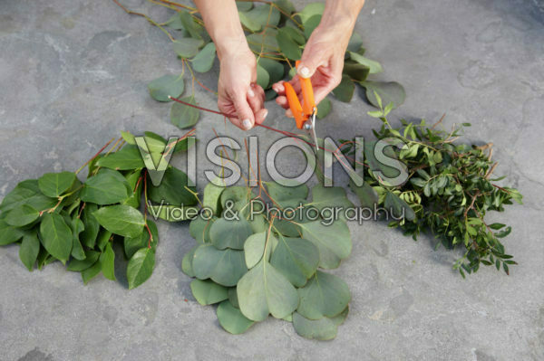 Maken van zomers bloemen arrangement