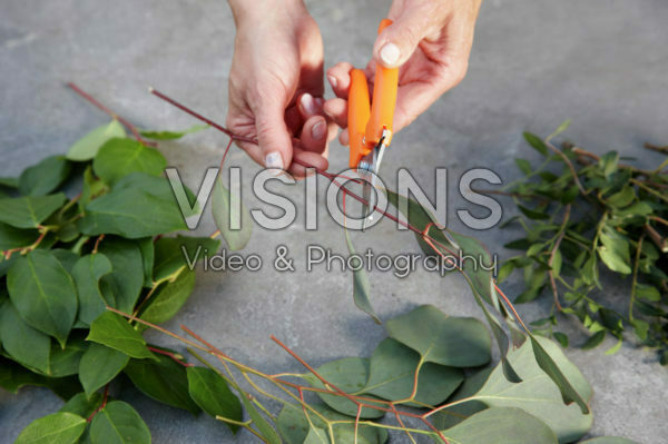 Maken van zomers bloemen arrangement